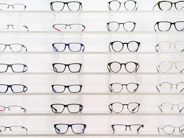 okulary na półkach