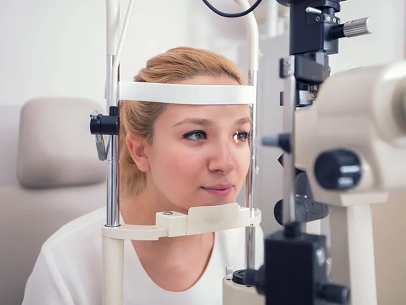 kobieta na badaniu wzroku